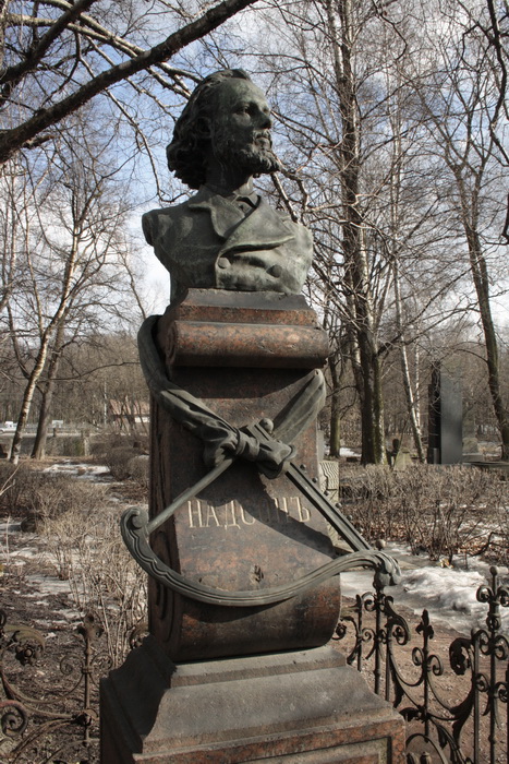Памятник на могиле Надсона в Санкт-Петербурге