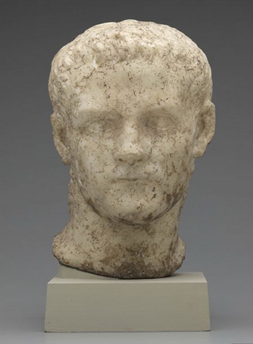Мраморная голова императора Калигулы, когда-то отделенная от скульптуры в полный рост