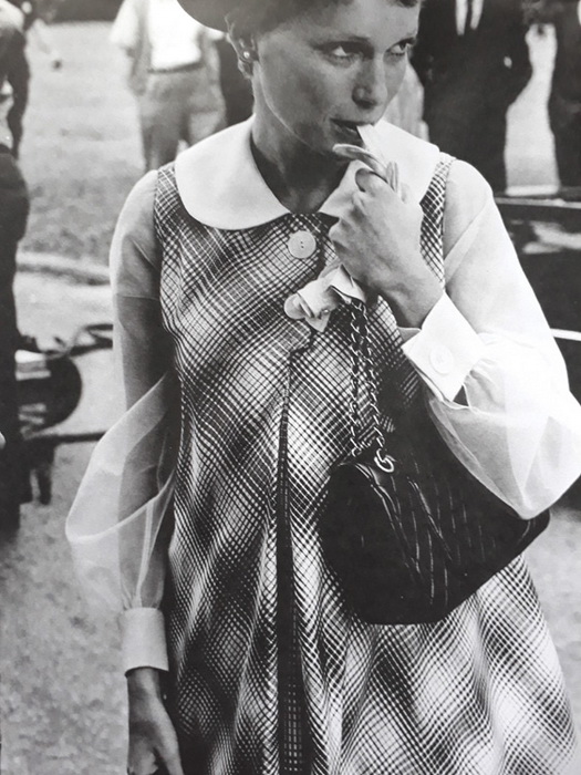 Актриса Миа Фэрроу с сумкой Шанель 2.55