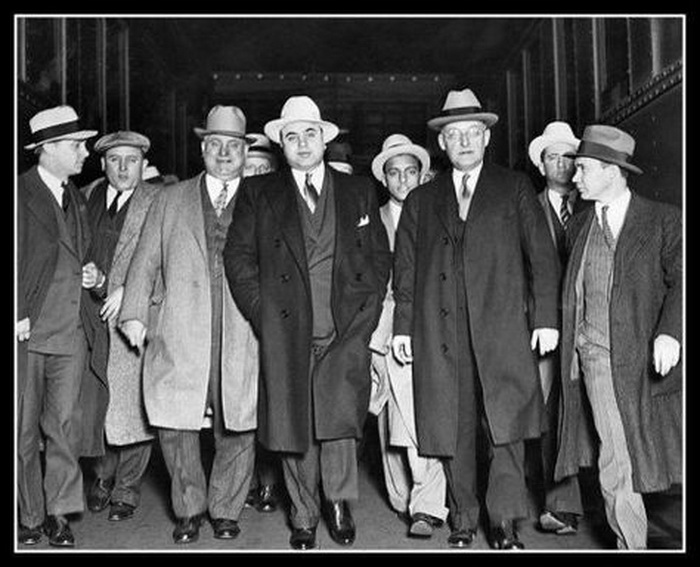 Благодаря Капоне появился термин «отмывание денег». Он открыл в США сеть прачечных и декларировал часть награбленного как доход от деятельности сети
