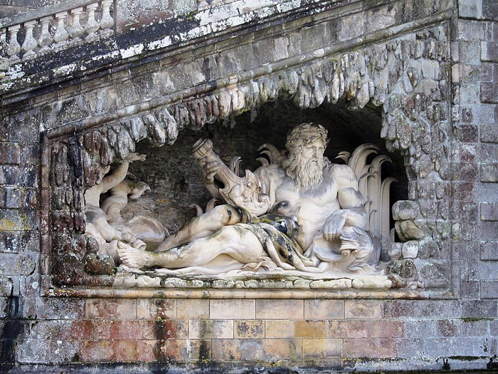 Грот со скульптурой Нептуна в Во-ле-Виконт