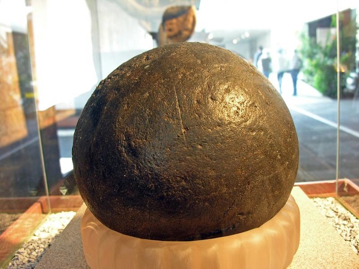 На территории Центральной и Южной Америки найдены каучуковые мячи, сделанные две тысячи лет назад и более. Источник: google.com
