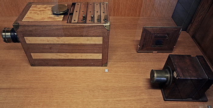 Камера-обскура и кассеты с пластинами. Источник: commons.wikimedia.org