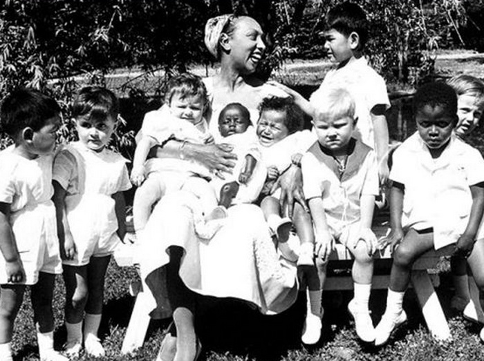 Жозефина Бейкер и ее приемные дети. Источник: pinterest.com