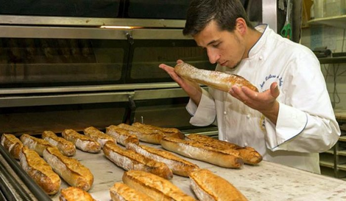 Изготовление багета - дело достаточно простое, поэтому только в Париже это делают в тысячах пекарен. Источник: pinterest.com