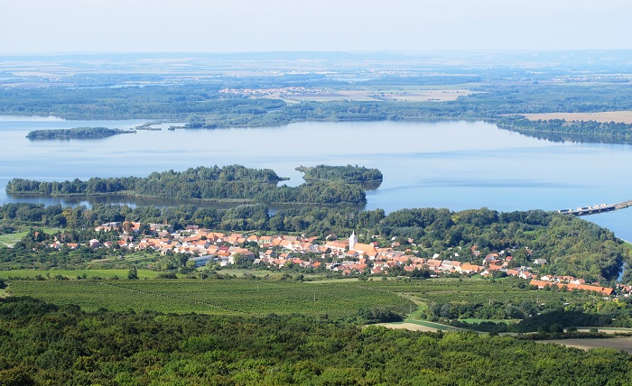 Археологический памятник Дольни-Вестонице находится на юге Моравии, на равнине у подножия холма. Источник: google.com