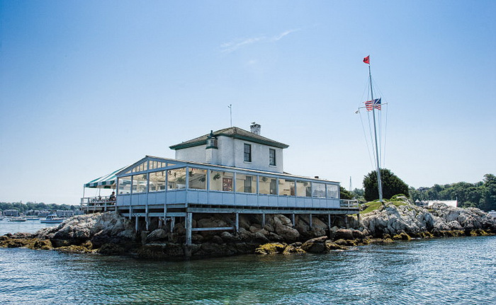 В настоящее время на месте бывшего маяка расположен яхт-клуб, который носит имя Айды Льюис. Источник: commons.wikimedia.org