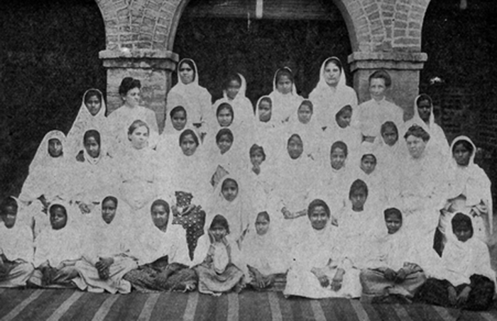 Благодаря миссионерам в Индии появились школы для девочек.  Источник: sutori.com