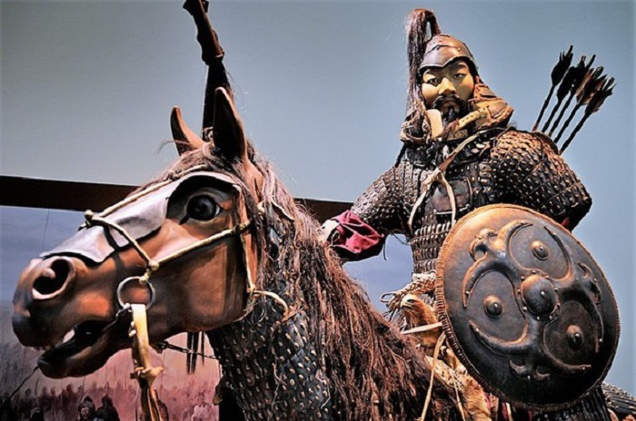 Монгольские воины подчинялись дисциплине, установленной Ясой, а взамен получал щедрое вознаграждение - часть военной добычи. Источник: pinterest.com