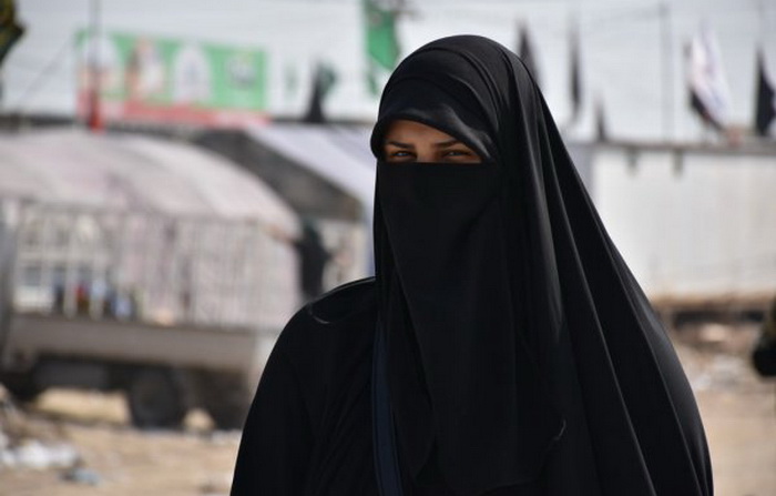 Никаб - предмет одежды мусульманок, закрывающий лицо - остается лишь прорезь для глаз. Источник: pinterest.com