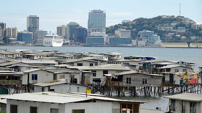 Одна из главных черт каждой из Гвиней - огромная разница между уровнем жизни разных социальных групп. На фото Порт-Морсби, столица Папуа – Новая Гвинея Источник: commons.wikimedia.org