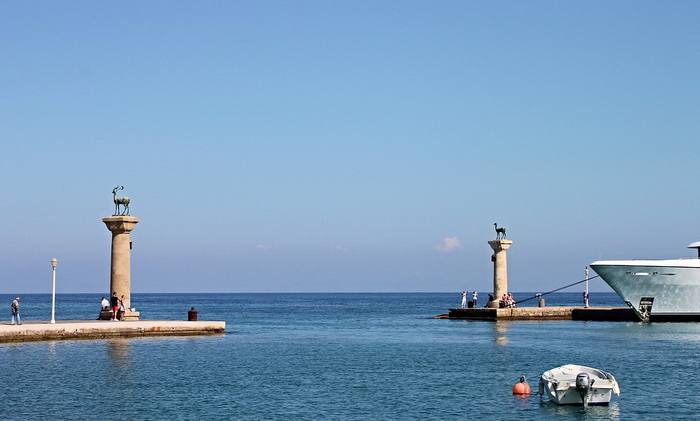 Вход в старый порт на Родосе, где, вероятно, размещался Колосс. Источник: pixabay.com
