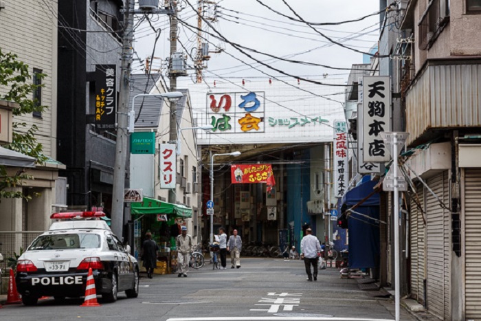Даже в благополучной Японии есть районы, где можно жить инкогнито: Санья, Токио. Источник: google.com