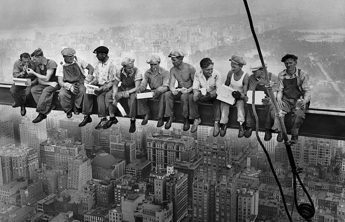 Знаменитая фотография «Обед на небоскребе», сделанная в 1932 году. Источник: commons.wikimedia.org