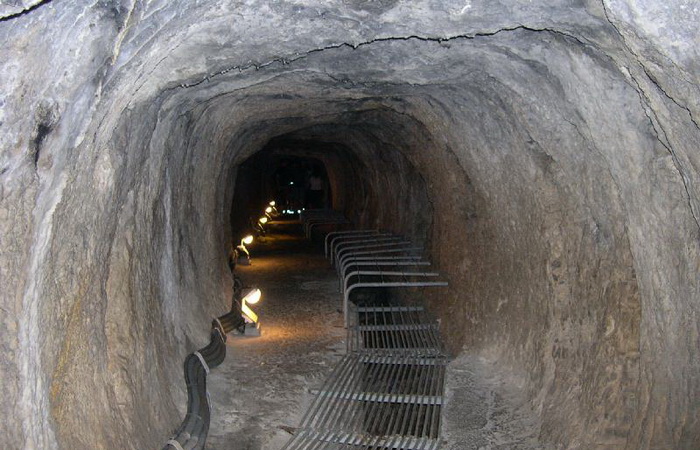 Тоннель, по которому подавалась вода в город две с половиной тысячи лет назад. Источник: commons.wikimedia.org