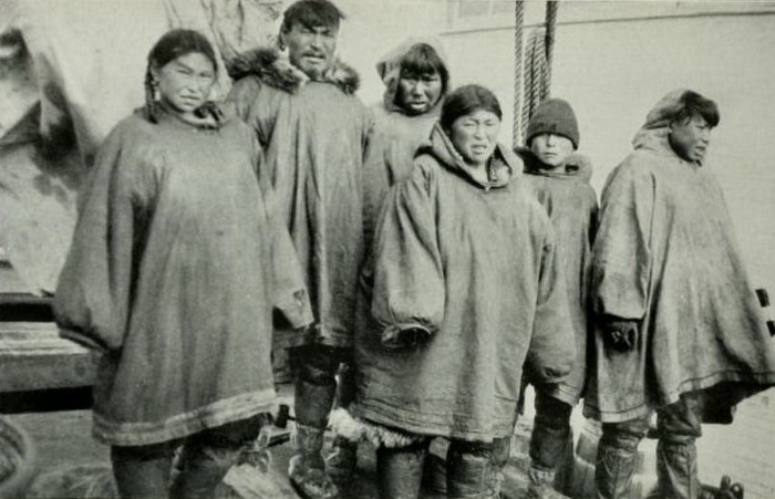 Жители Уэлена в 1913 году. Источник: wikiwand.com