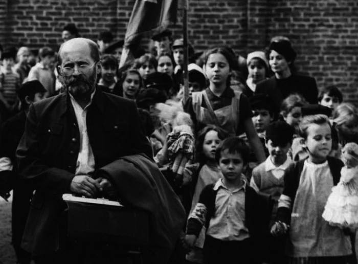 Корчак со своими воспитанниками в гетто