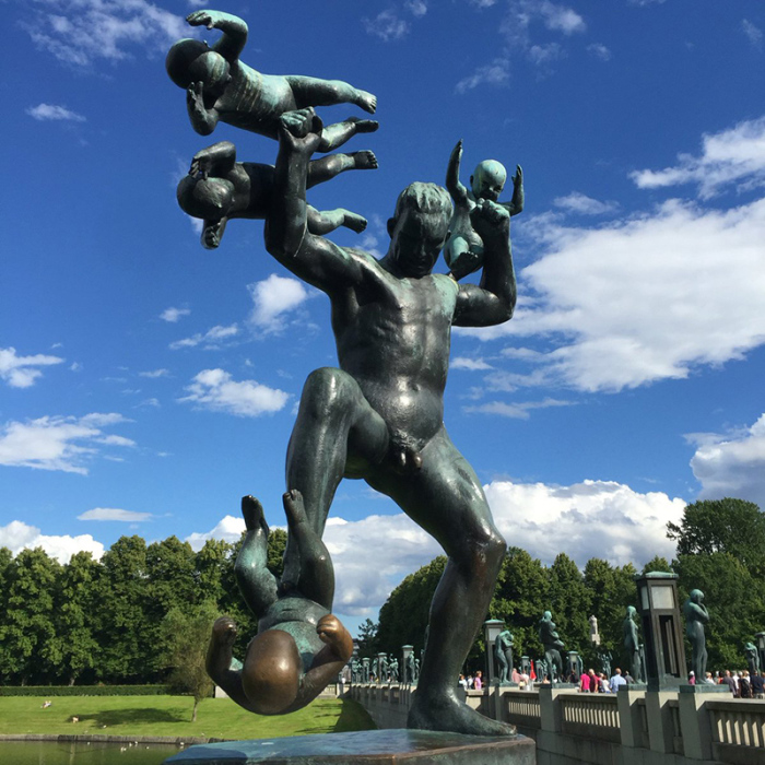 Статуя мужчины, жонглирующего детьми, Осло