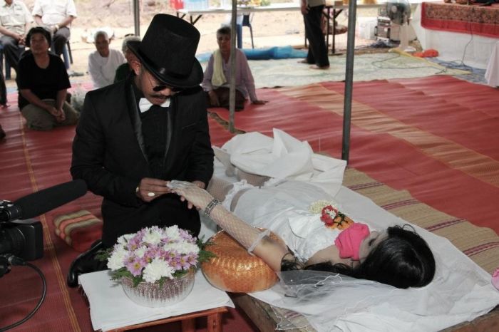 Посмертная свадьба в Таиланде.