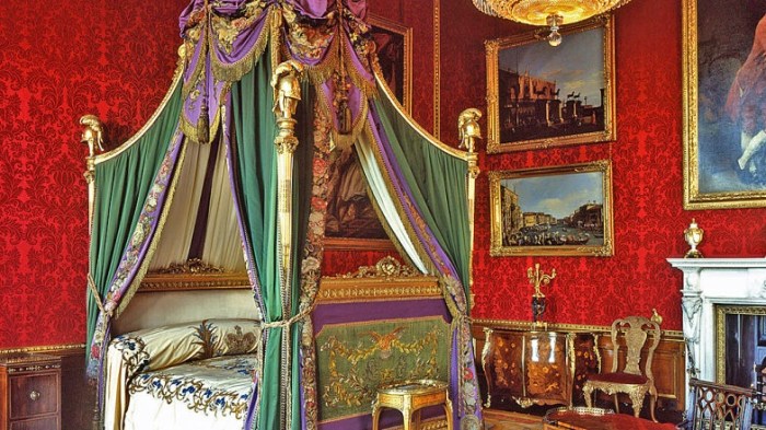 Королевская спальня в летней резиденции английской королевской семьи - Виндзорском замке