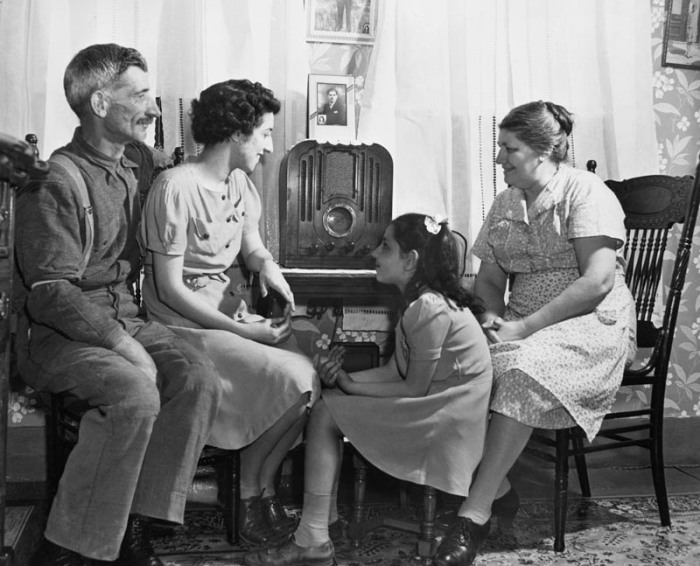 Радио в начале XX века слушали по вечерам всей семьей