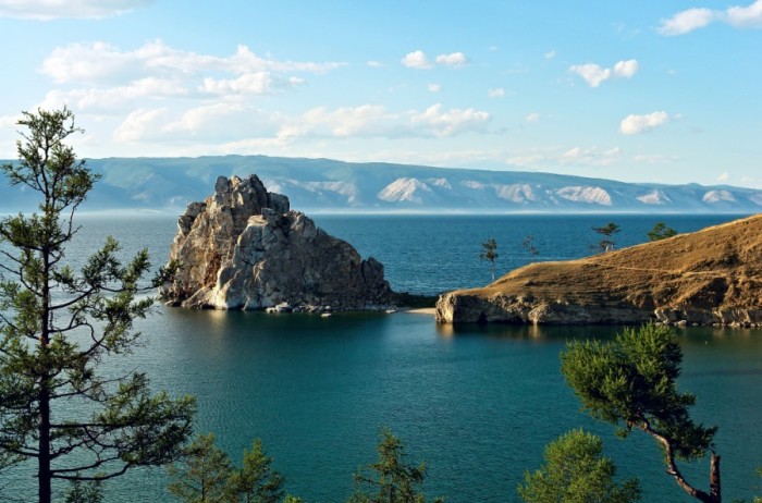 Шаман-скала на острове Ольхон на Байкале