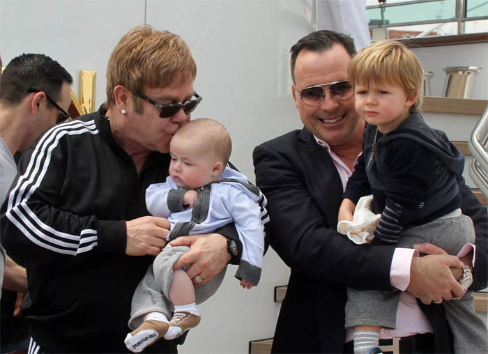 Семейное фото поп-звезды - Элтон Джон и Дэвид Ферниш с детьми