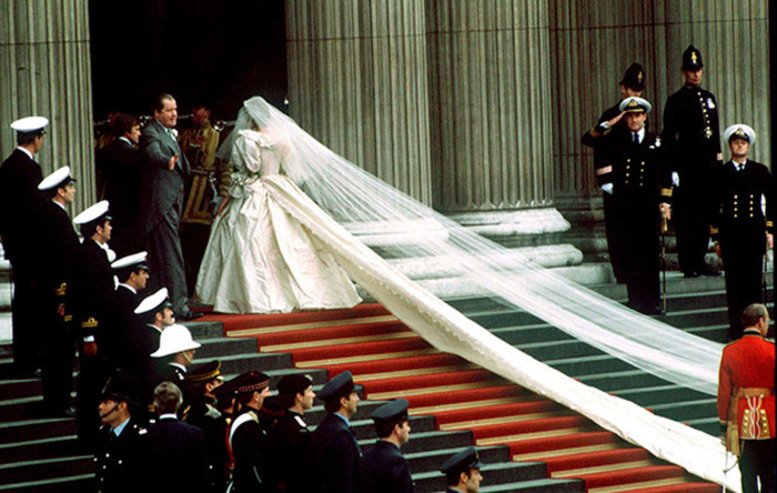 В динамике свадебное платье Дианы повело себя не так, как планировали дизайнеры