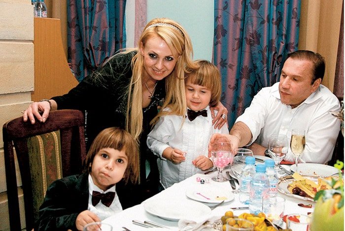 Яна Рудковская и Виктор Батурин с детьми