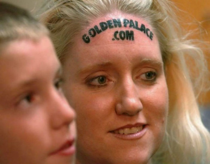 Женщина продала место для рекламы на своем лбу и сделала татуировку