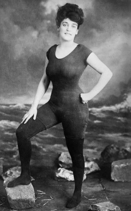 Австралийская актриса и пловчиха Аннет Келлерман в 1907 году шокировала публику своим самодельным костюмом для плавания