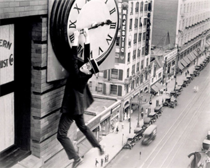 Гарольд Ллойд выполняет трюк в фильме «Безопасность прениже всего!» («Наконец в безопасности»), 1923 год