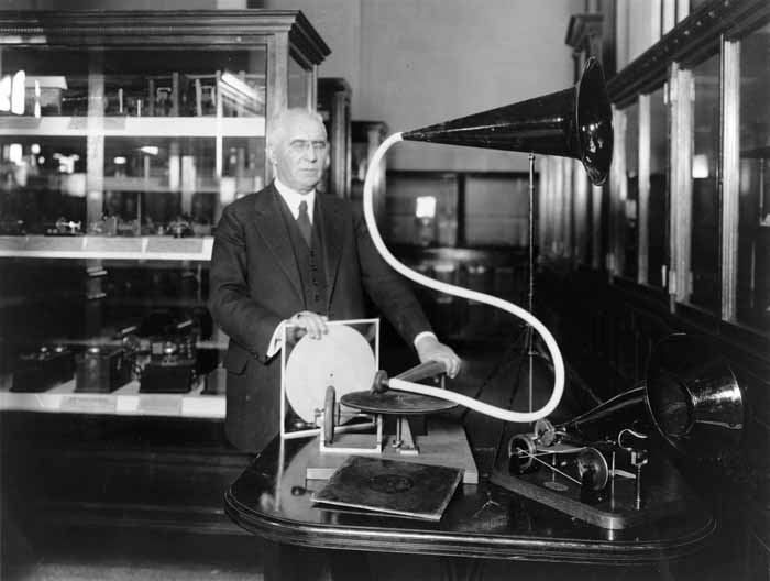 1 сентября 1887 года является днем рождения граммофона – именно в этот день создатель новой торговой марки Эмиль Берлинер запатентовал свое изобретение 