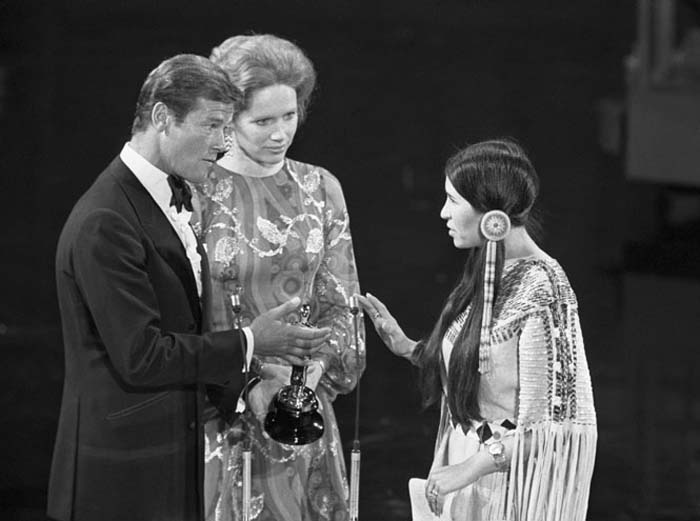 «Оскар»-1973. За наградой Марлона Брандо на сцену поднимается активистка в индейском наряде.