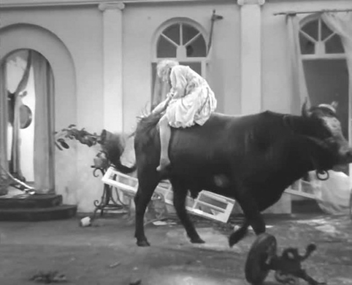 Любовь Орлова верхом на быке в фильме «Веселые ребята», 1934 год