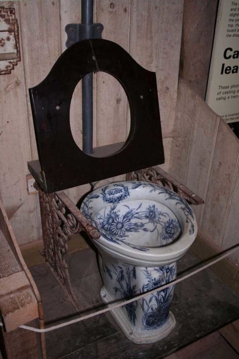 Старинные викторианские туалеты сегодня являются интересными музейными экспонатами