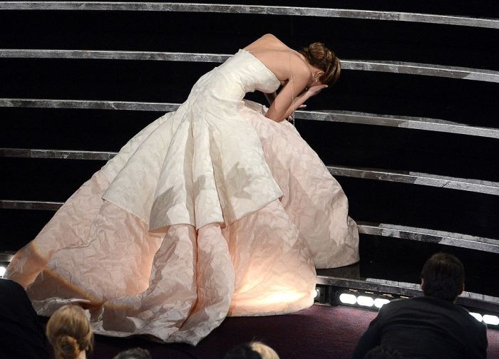 Платье от Dior стало причиной падения Дженнифер Лоуренс в тот момент, когда она поднималась за статуэткой «Оскар»