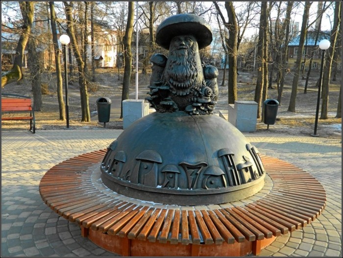 Памятник «Глазастым грибам», установленный в Рязани