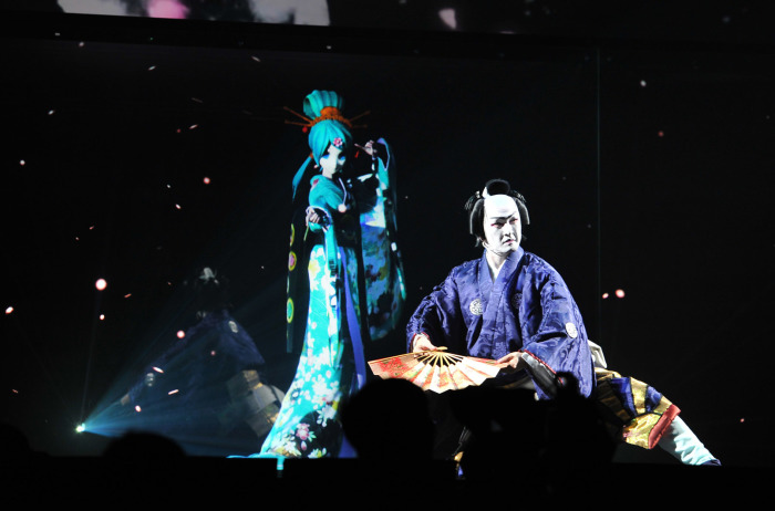Выступление в театре Кабуки вместе со знаменитым актером Шидо Накамура. 28 апреля 2016 года в Токио, Япония