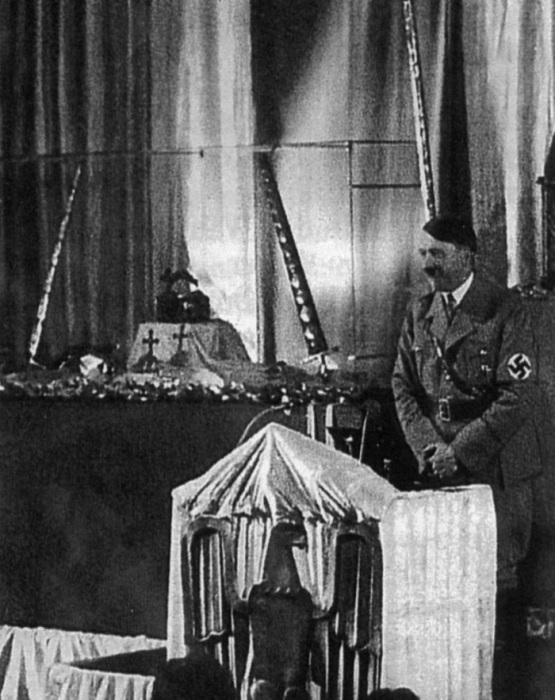 Гитлер рядом с имперскими клейнодами, 1938 год