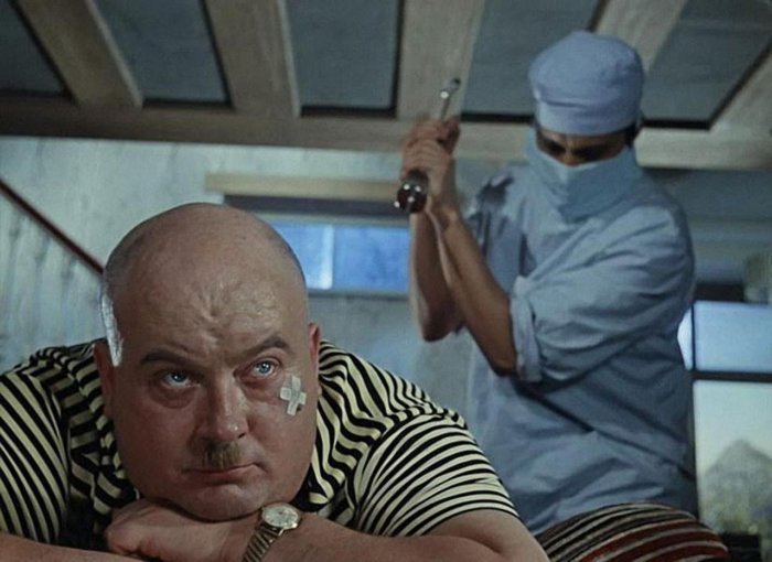 Кадр из фильма «Кавказская пленница», знаменитый шприц для Бывалого, 1966 г.