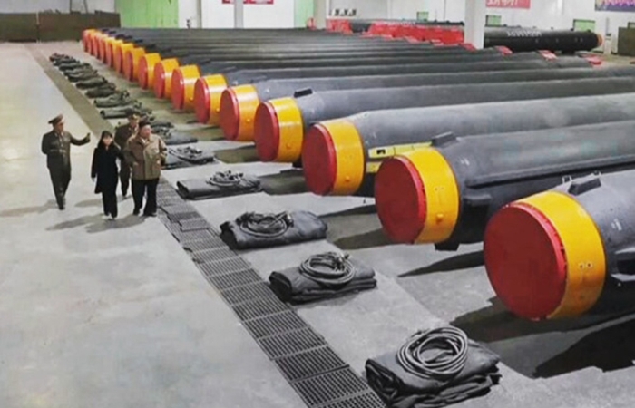 Ким Чен Ын и Чжу Э на складе баллистических ракет. / Фото: www.rg.ru
