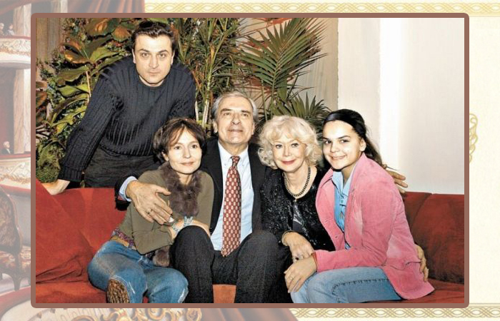 Полина Лазарева с родителями и дедушкой с бабушкой.