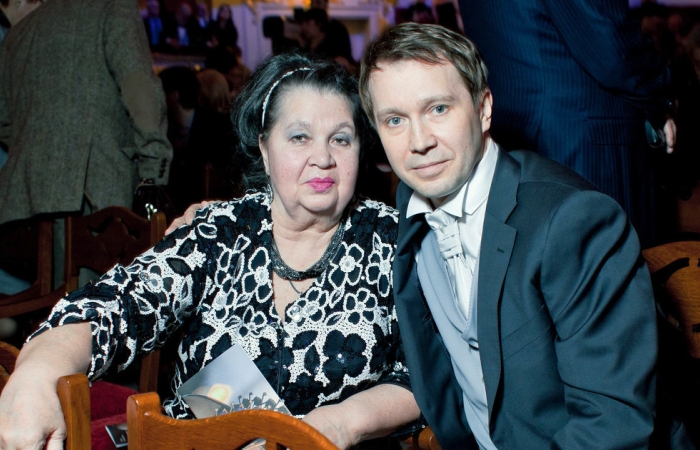 Евгений Миронов с мамой. / Фото: www.starhit.ru