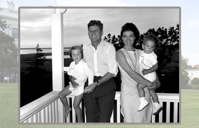 Джон и Жаклин Кеннеди с детьми.