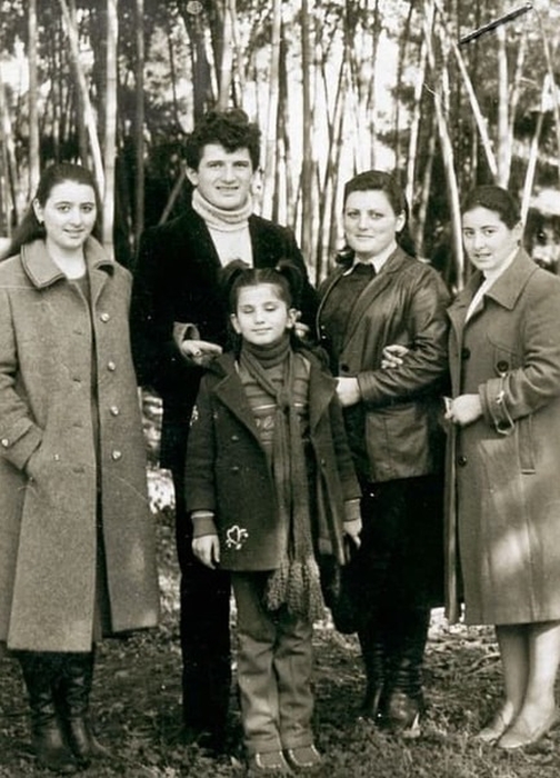 Диана Гурцкая в детстве с семьёй. / Фото: www.obovsyom.com