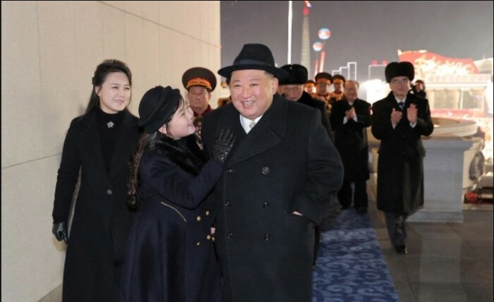 Ким Чен Ын и Чжу Э, позади дочери - Ли Соль Чжу. / Фото: www.rbk.ru