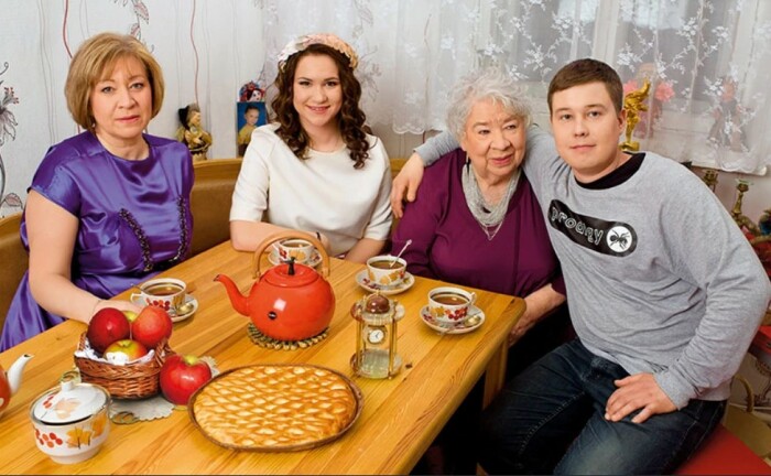 Кира Крейлис-Петрова с дочерью и внуками. / Фото: www.7days.ru