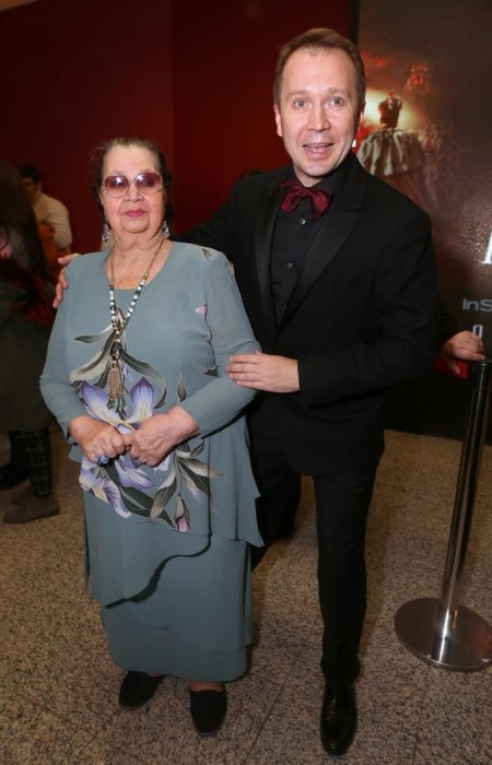 Евгений Миронов с мамой. / Фото: www.interesnoznat.com