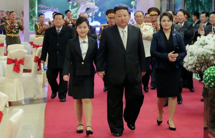 Ким Чжу Э, Ким Чен Ын и Ли Соль Чжу прибыли на банкет в честь 75-летия Корейской народной армии. / Фото: www.insider.com